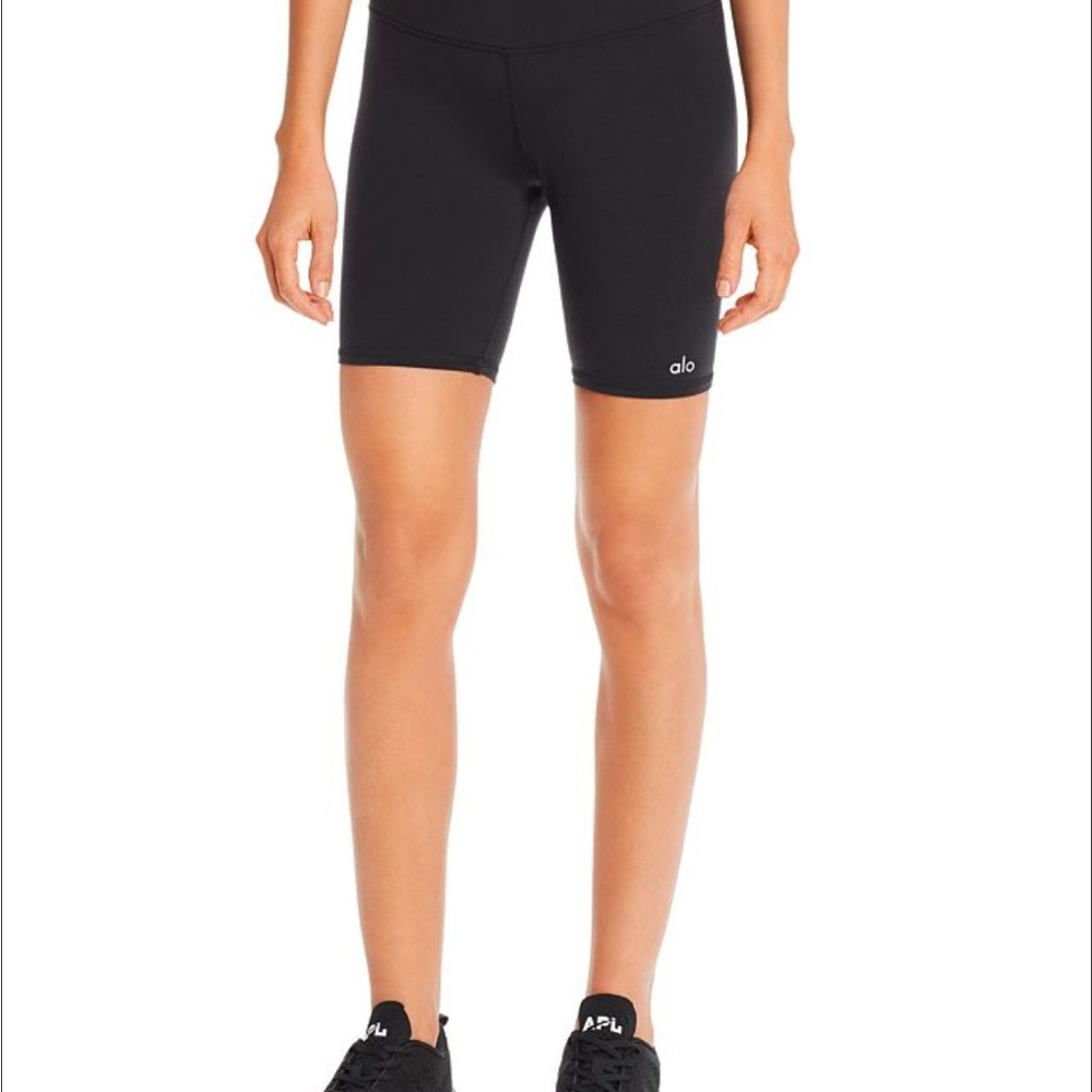 ALO Yoga 7" Airbrush Biker Short in black, size medium.